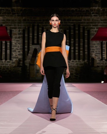 كارولينا هيريرا تلتقي بالغروب المكسيكي في مجموعة ريزورت 2025 والنتيجة تصاميم فريدة من نوعها